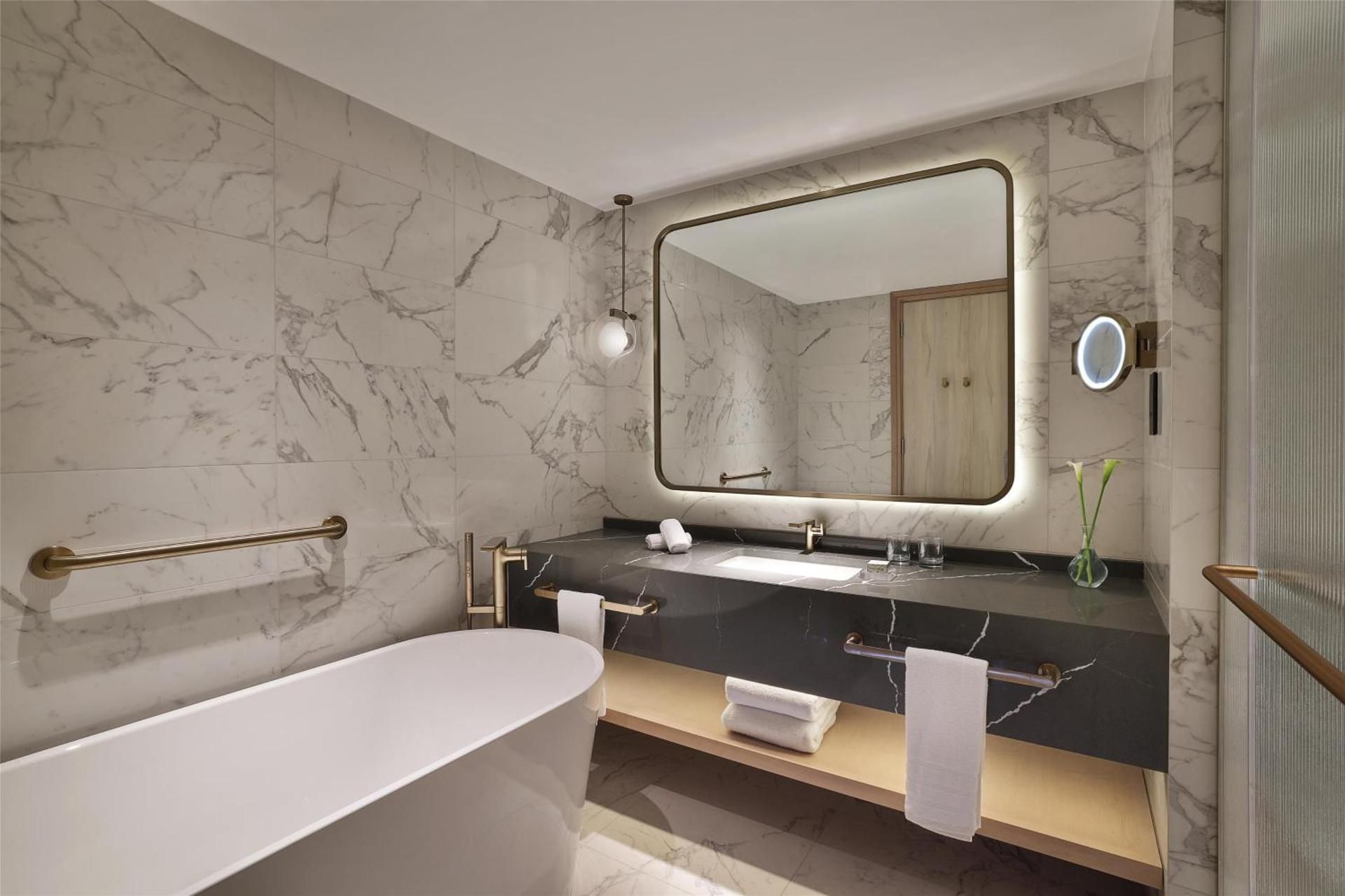 Deluxe One-Bedroom King Suite - Club Signia