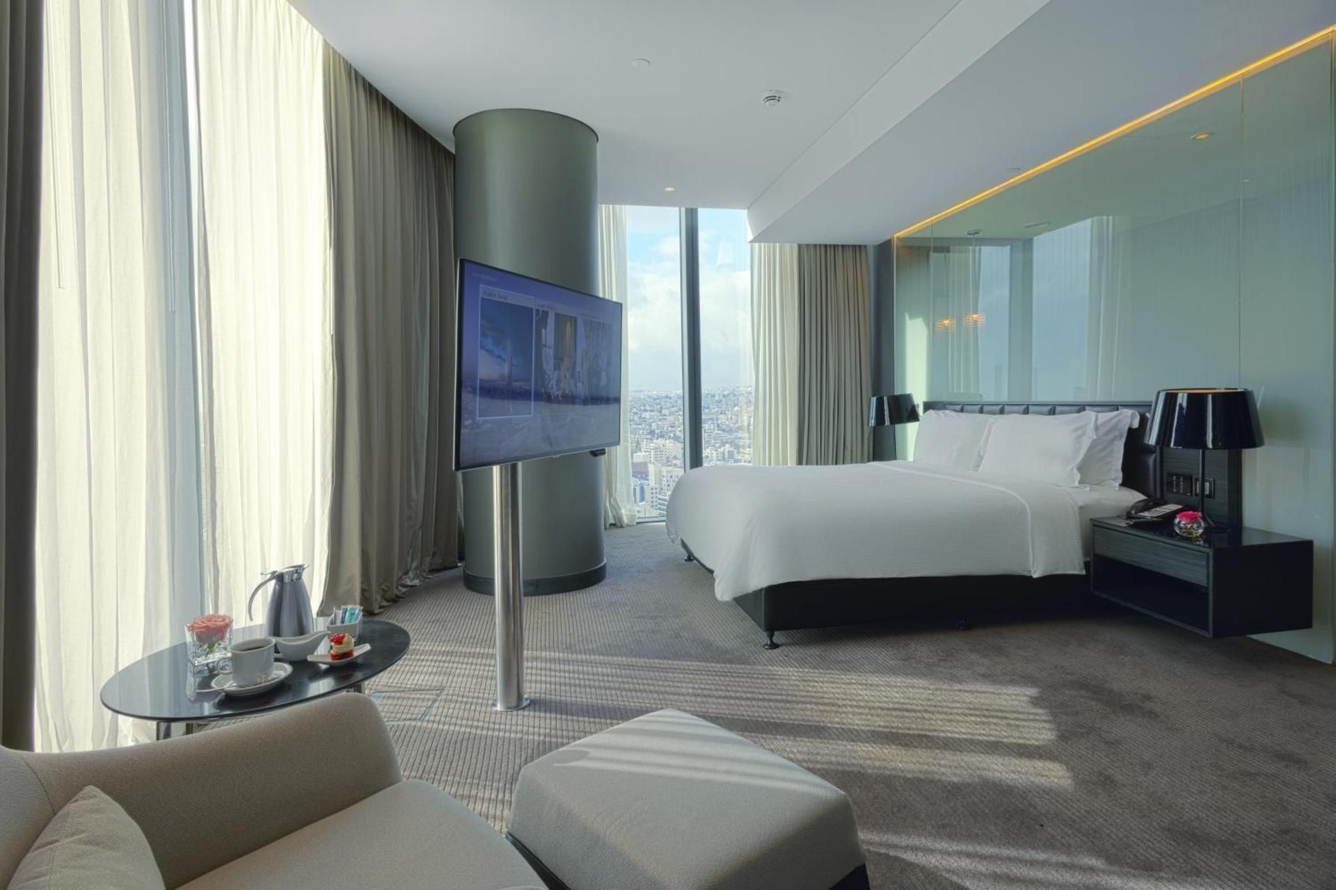 Large Corner Room with King Bed