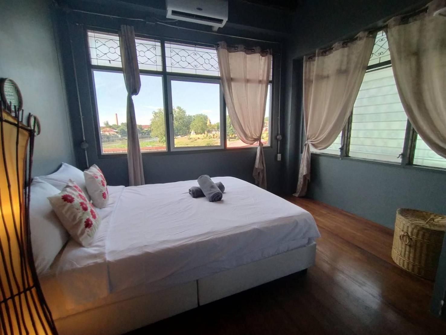 Deluxe Queen Room with Shared Bathroom