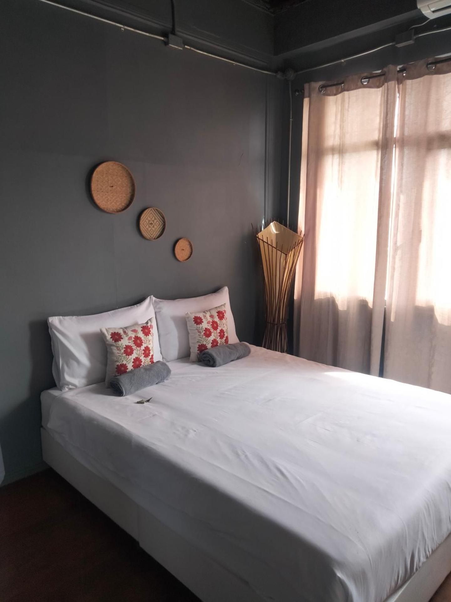 Deluxe Queen Room with Shared Bathroom