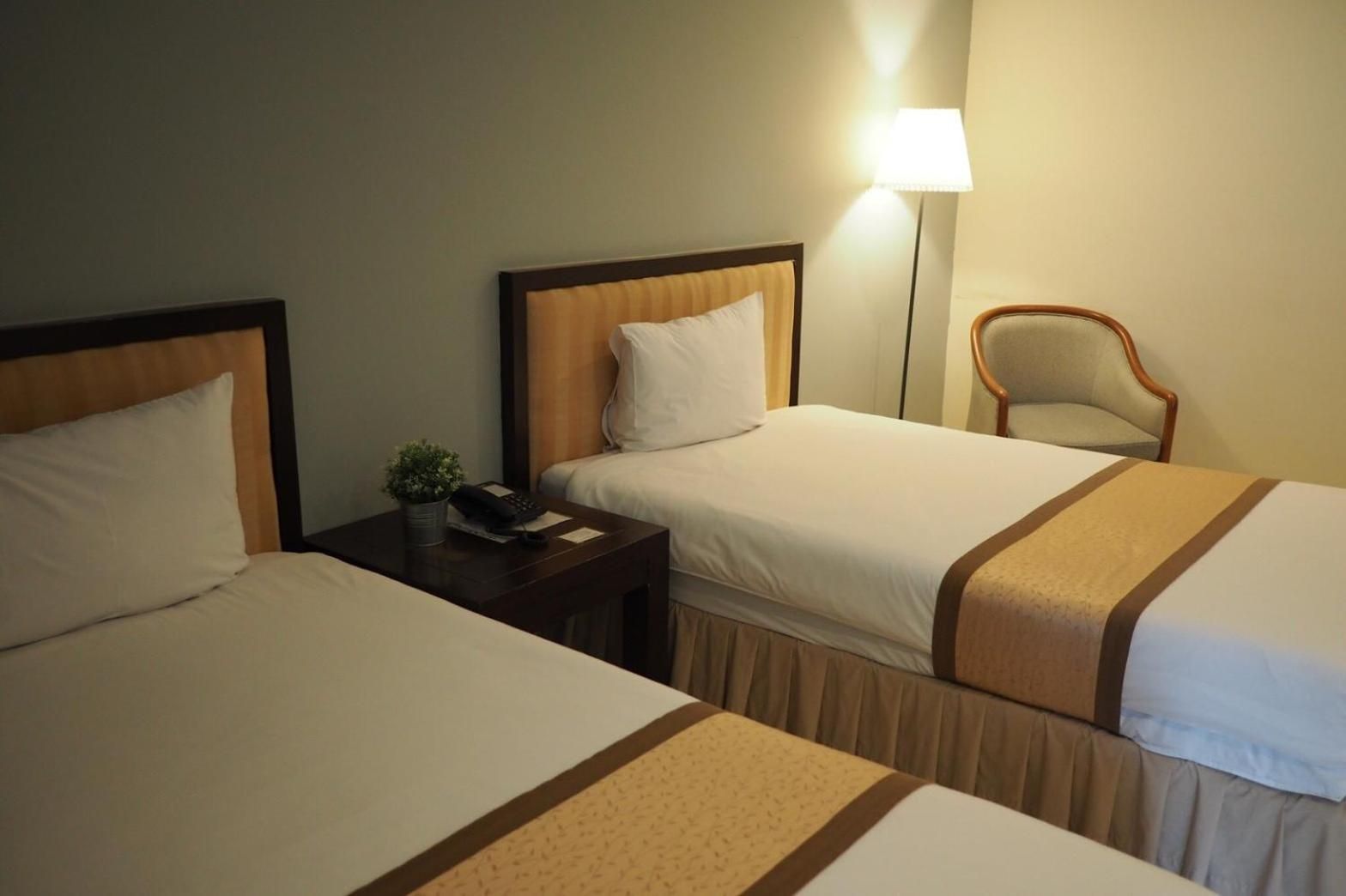 Standard Twin Beds Room