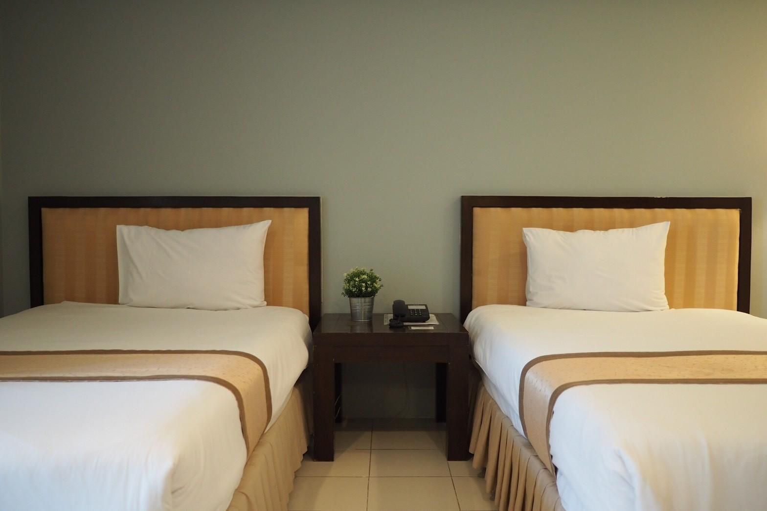 Standard Twin Beds Room