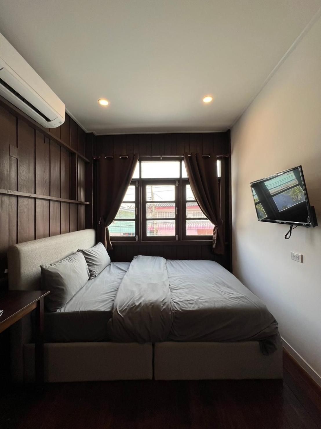 Standard Double Room with Shared Bathroom