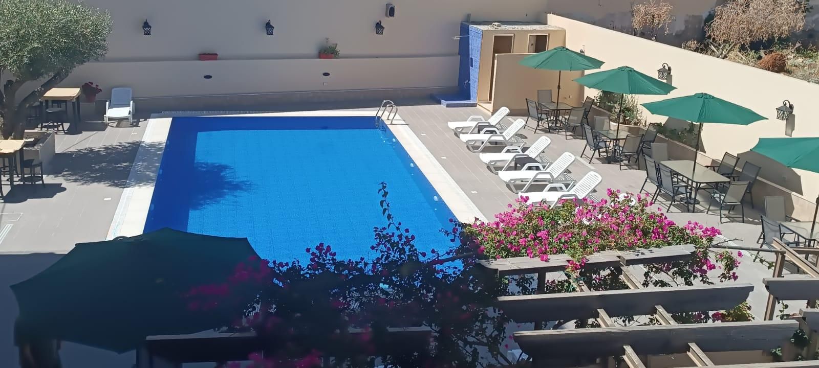 swimming pool [outdoor]