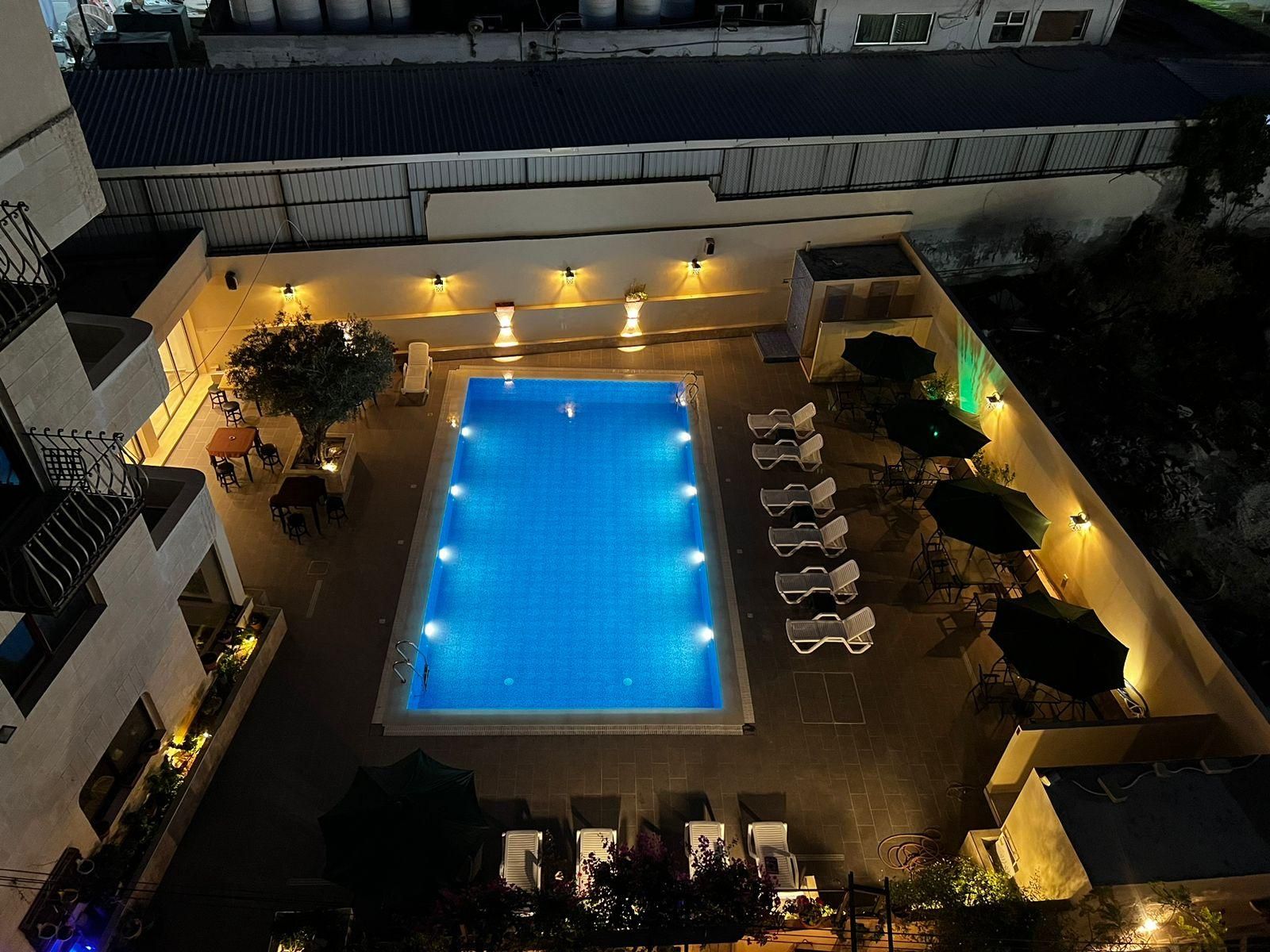 swimming pool [outdoor]