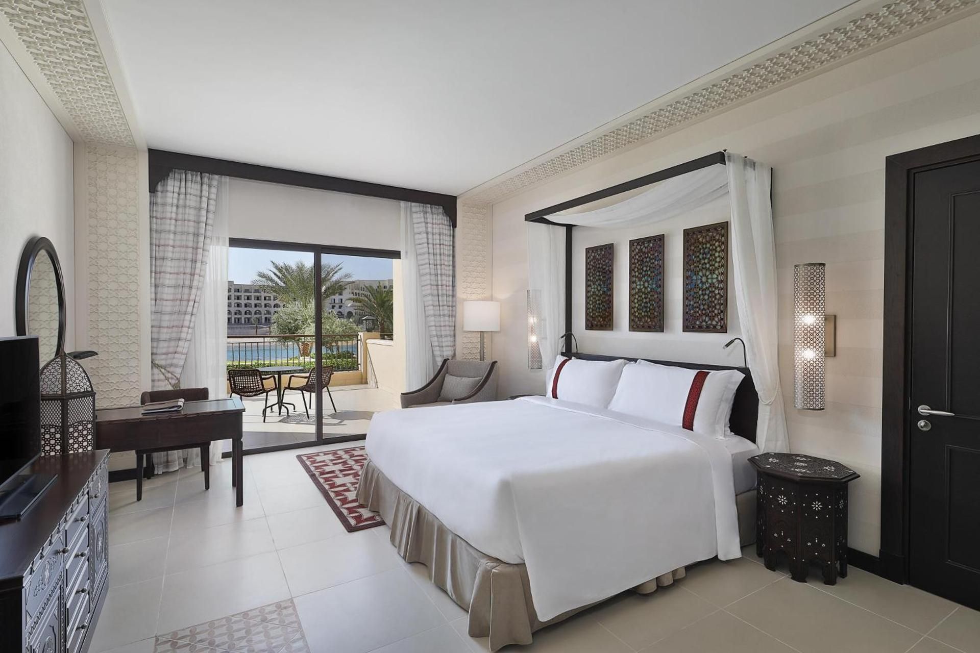 Superior, Accessible Guest room, 1 King, Pool view, Roll-in Shower, Terrace