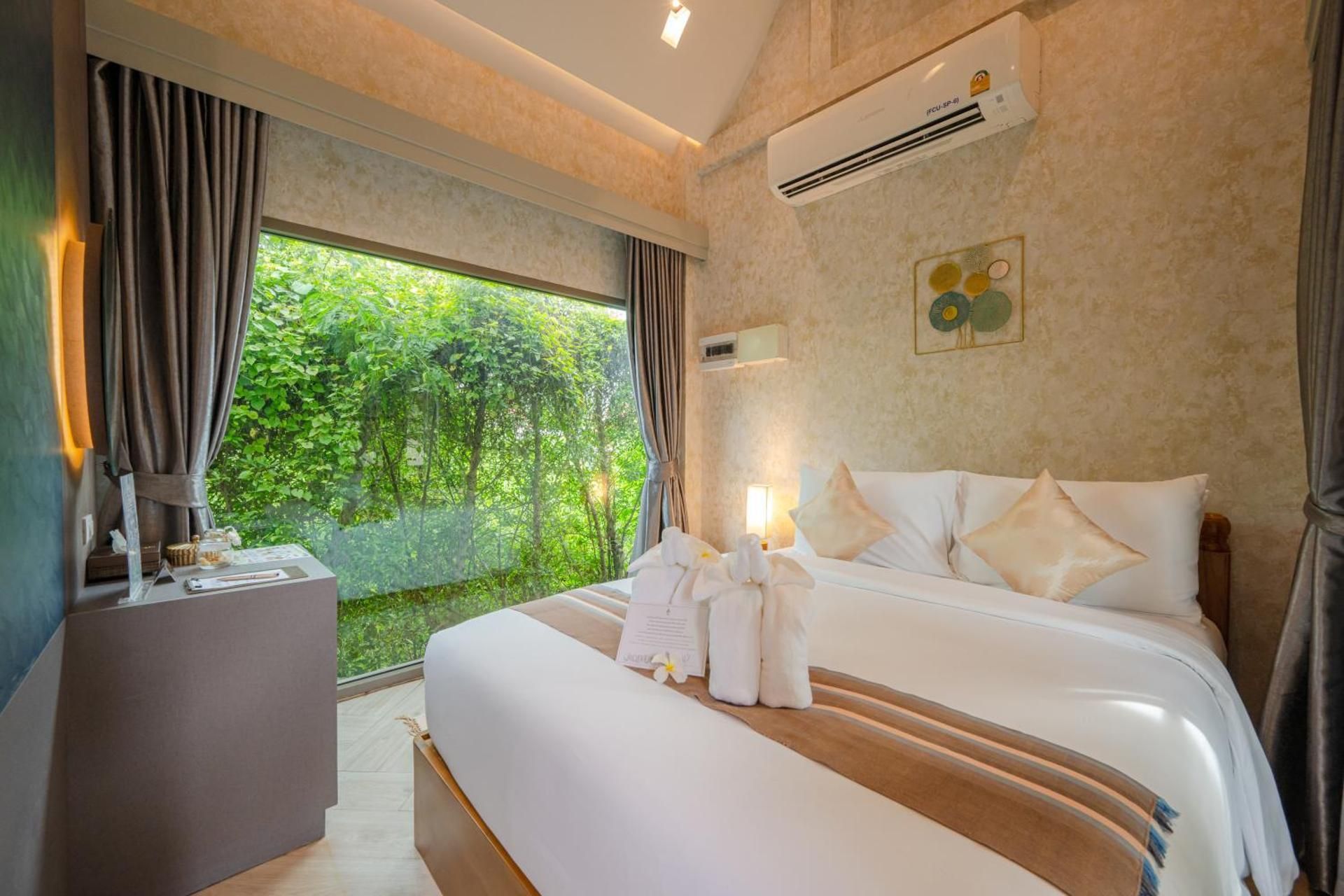 Standard Queen Room with Garden View