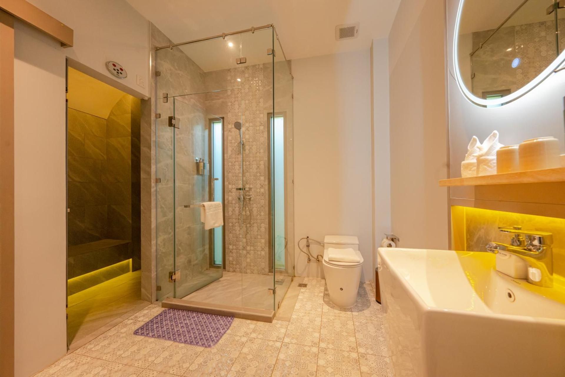Standard Queen Room with Spa Access