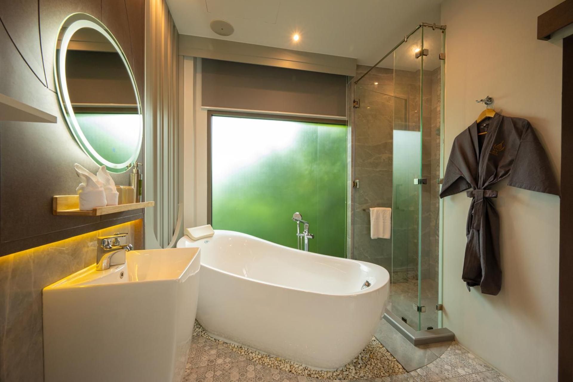 Standard Queen Room with Garden View