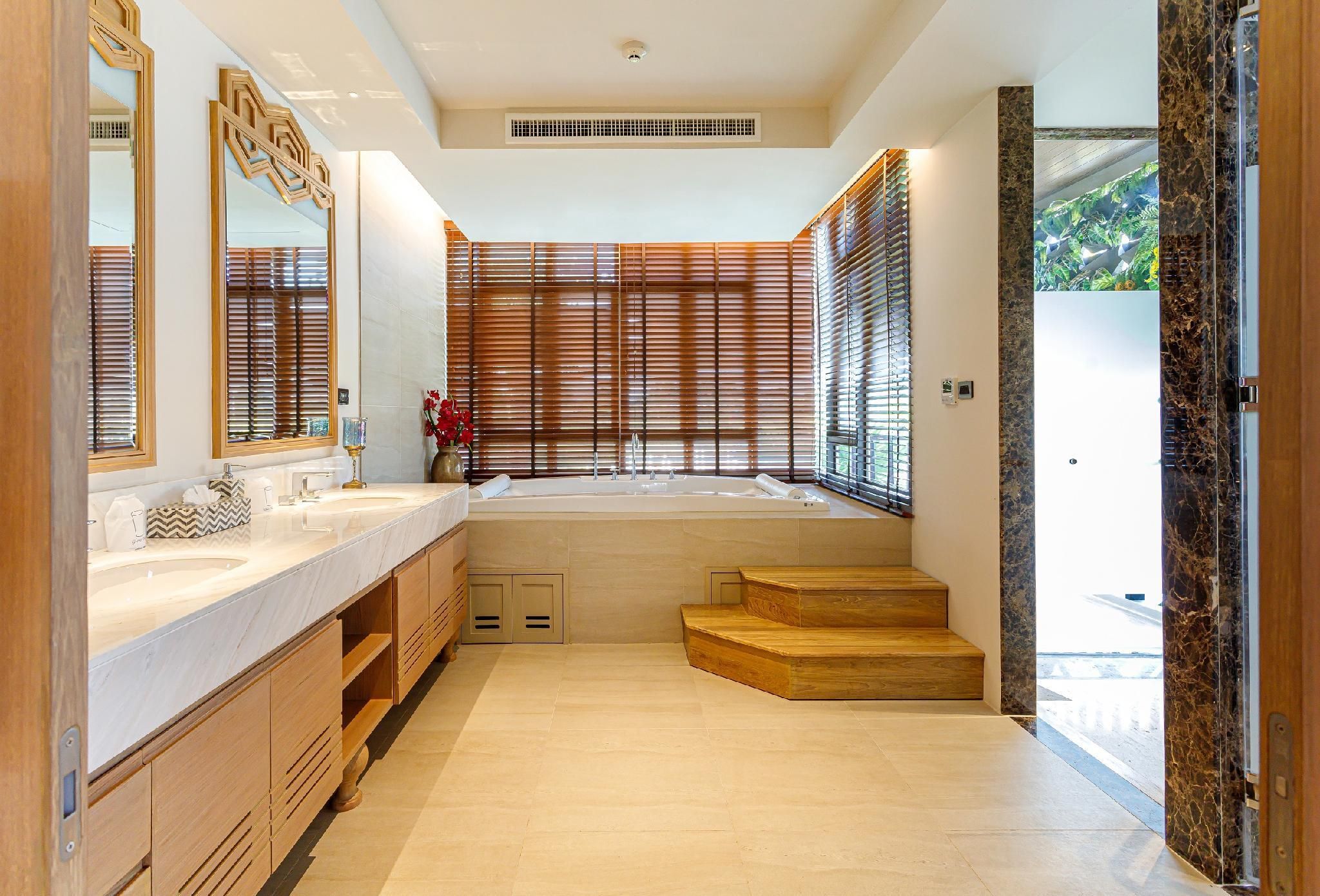 Tropical View Lovescape Room with Jacuzzi