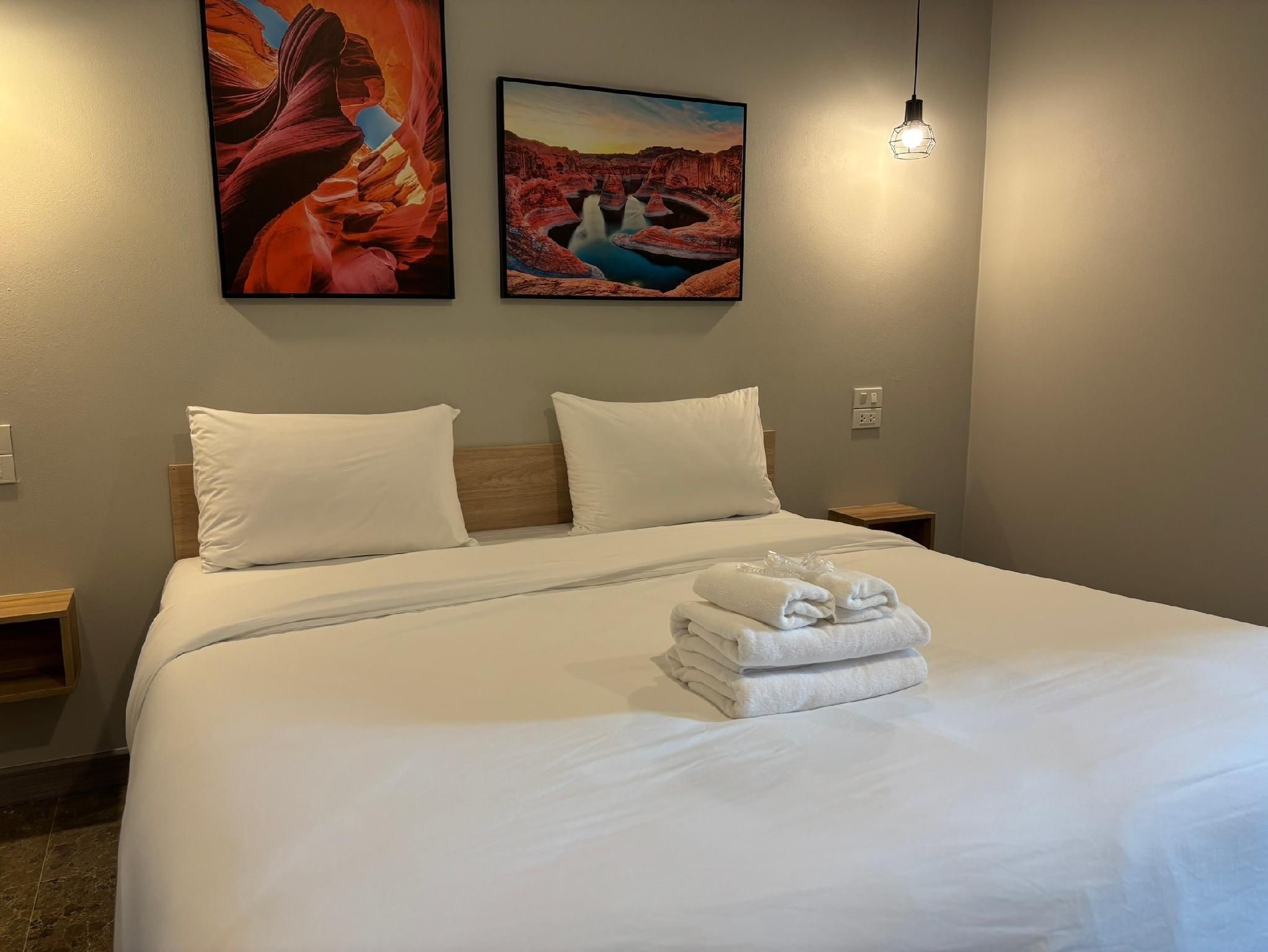 Deluxe - 1 King Bed