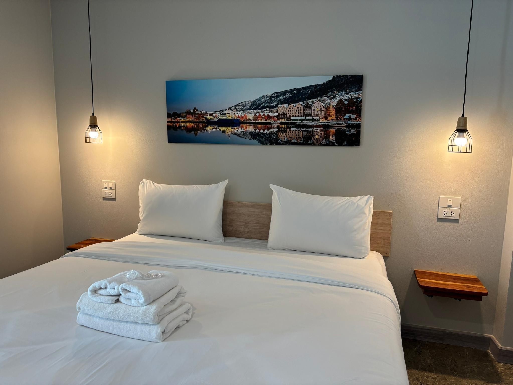 Deluxe - 1 King Bed