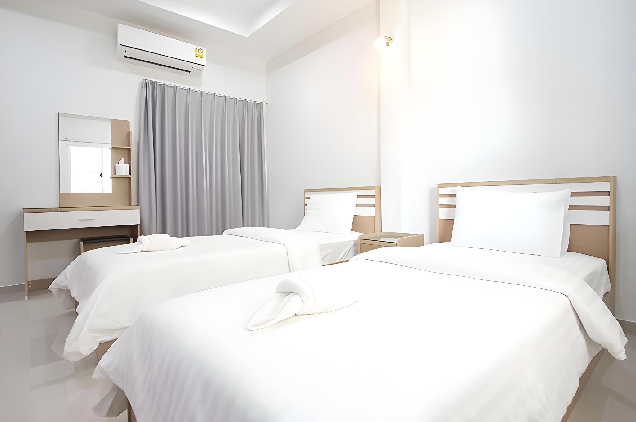 Standard Twin Beds Room