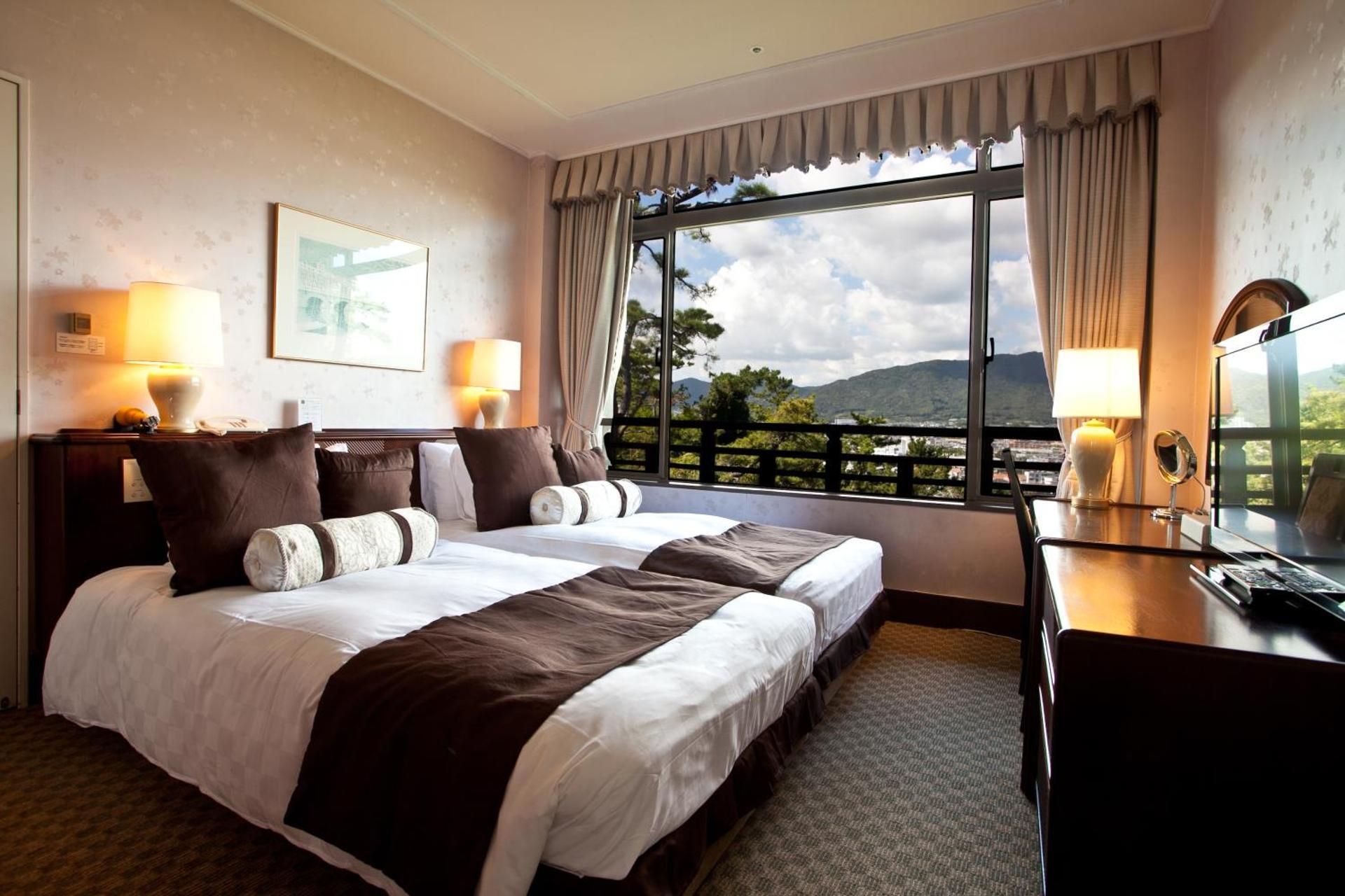 Suite with Mountain View