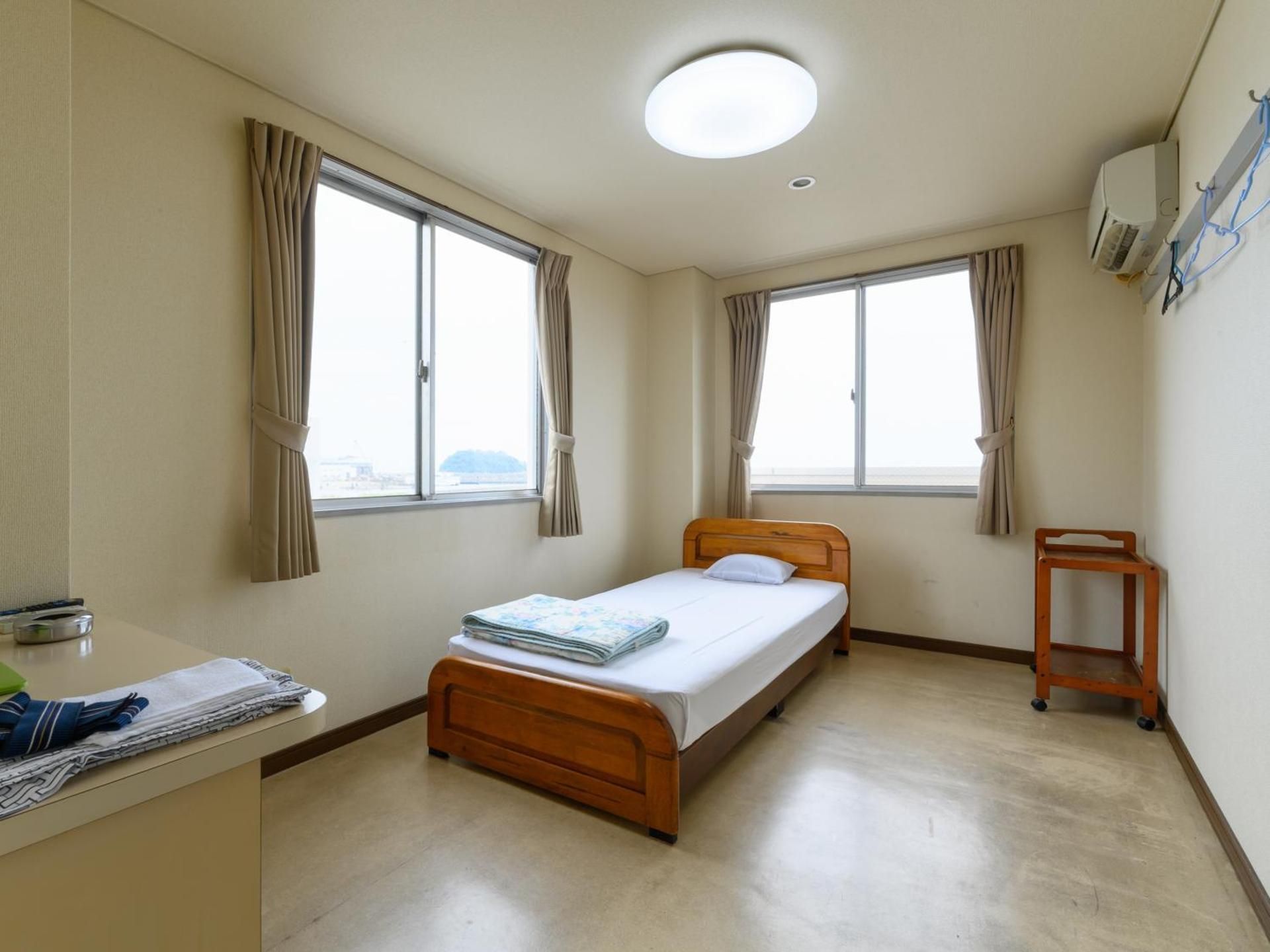 Single Room with Shared Bathroom - Smoking