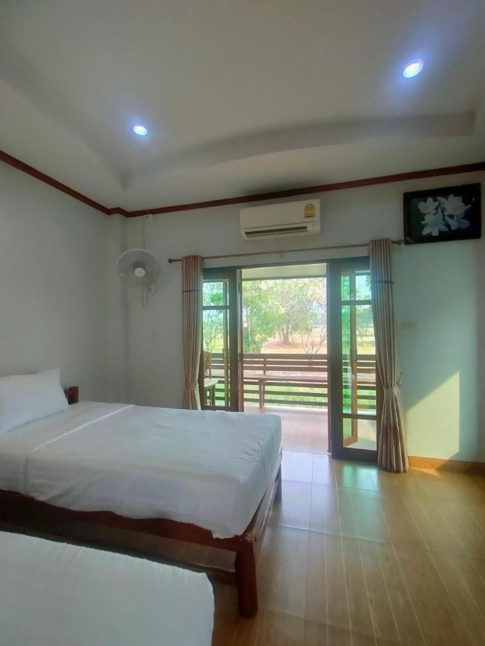 Chatchawan Resort Uttaradit Twin Room with Balcony