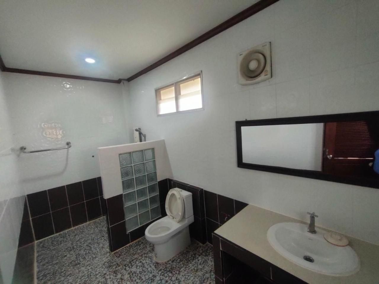 Chatchawan Resort Uttaradit Twin Room with Balcony 3