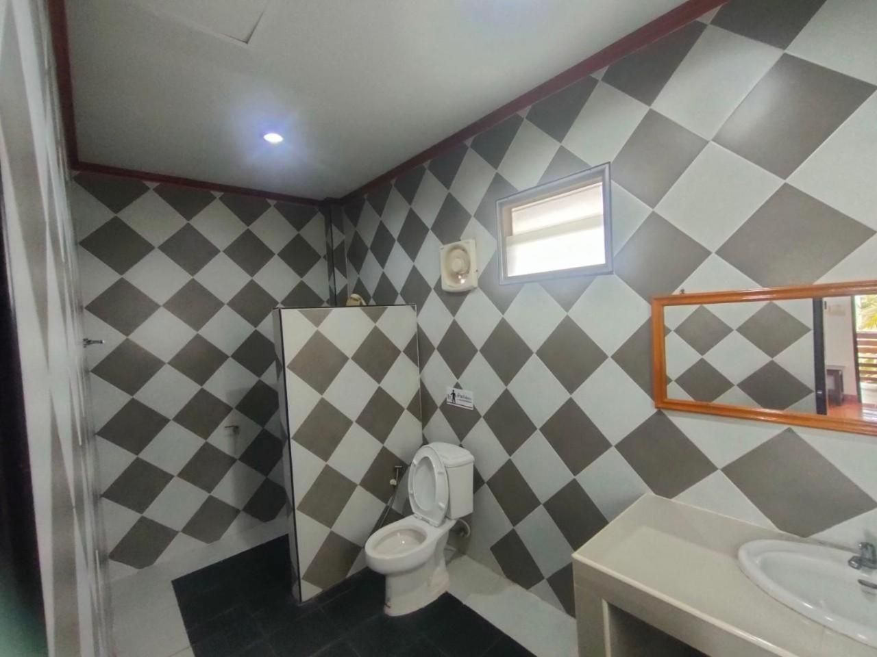 Chatchawan Resort Uttaradit Double Room with Private Bathroom 2