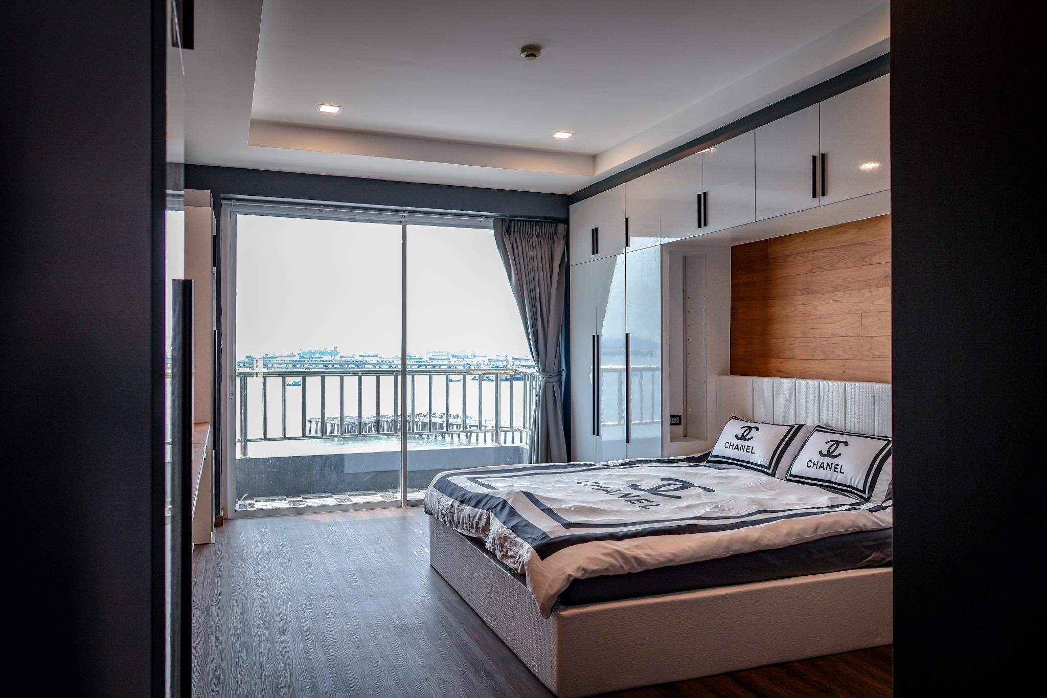 Junior Oceanfront King Suite