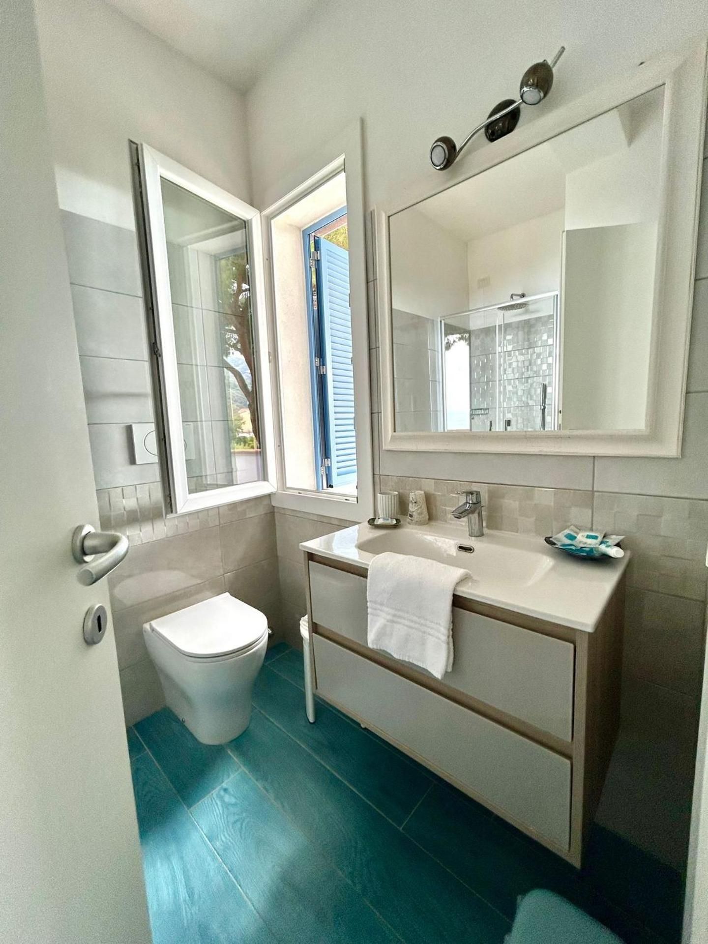 Deluxe Double Room with Balcony and Sea View