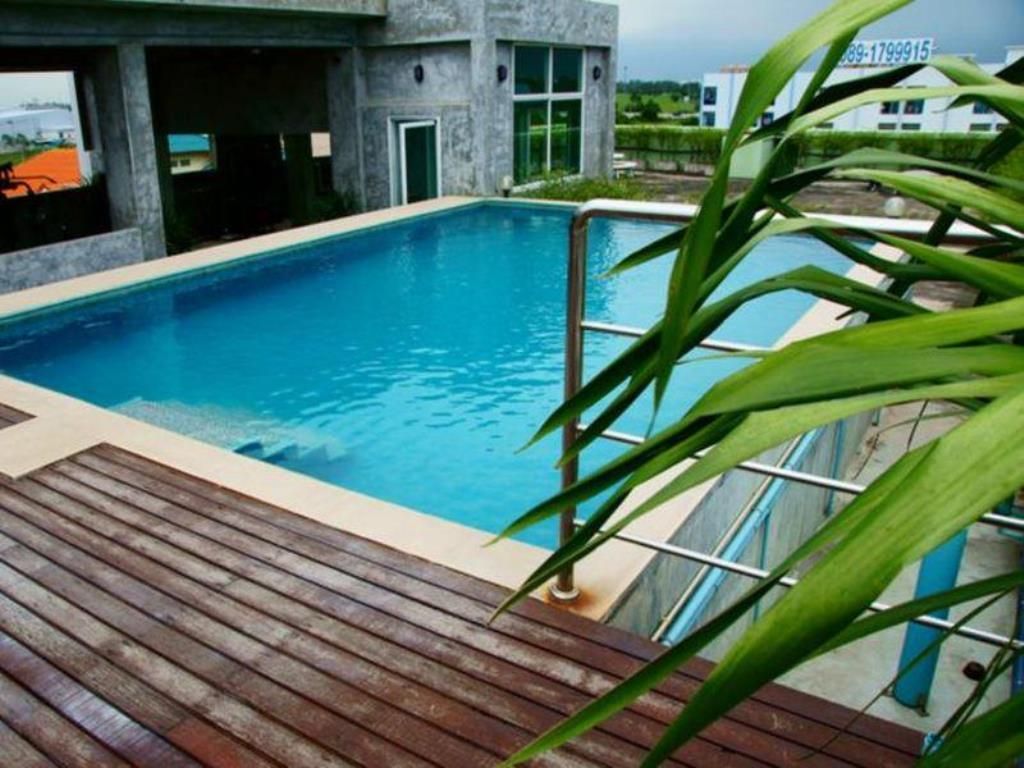 swimming pool [outdoor]