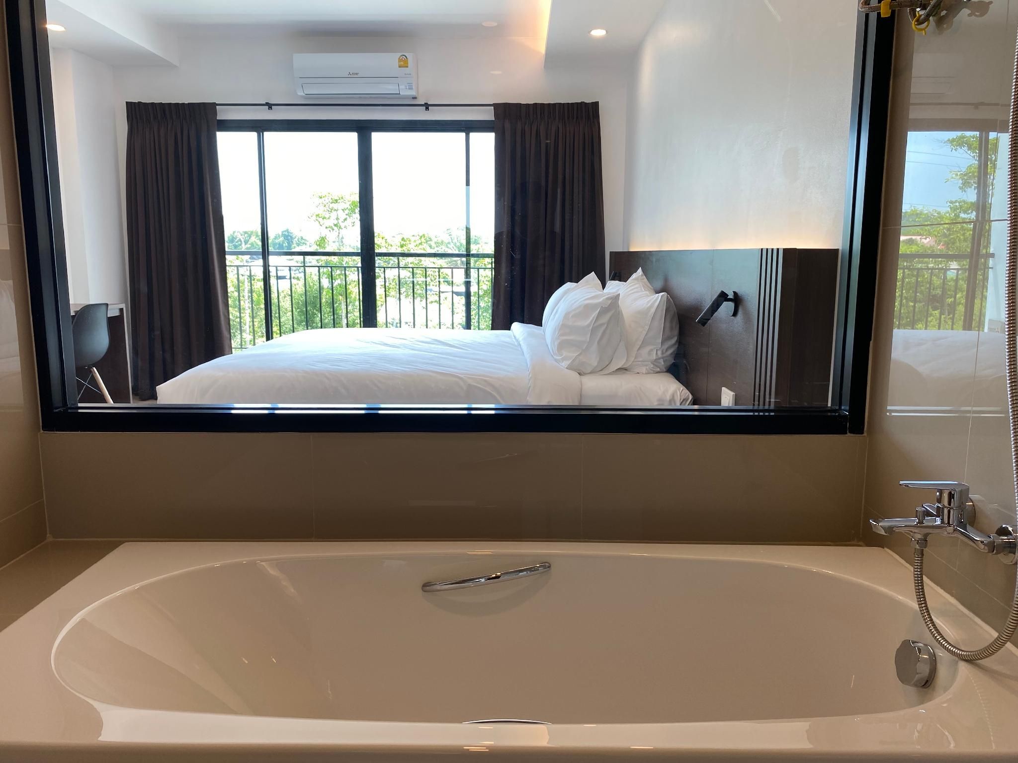 GEEN Hotel Chonburi Deluxe Room A with Bathtub 2