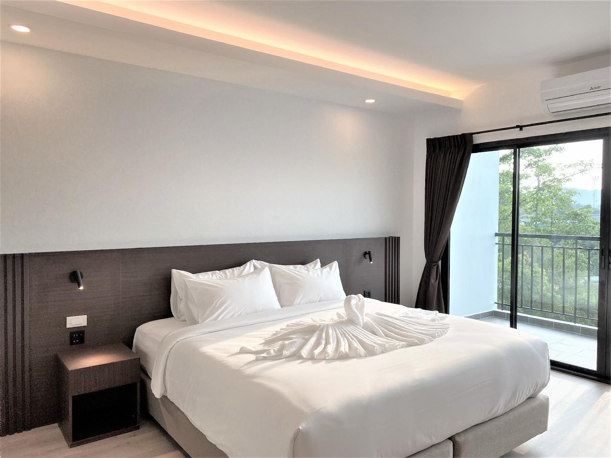 GEEN Hotel Chonburi Deluxe Room A with Bathtub