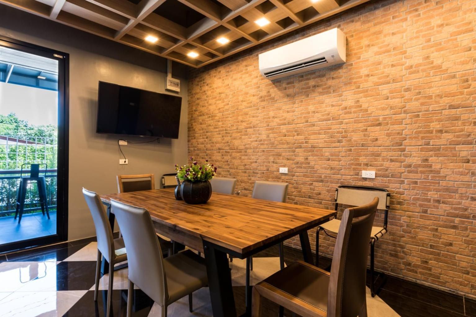 shared lounge/tv area