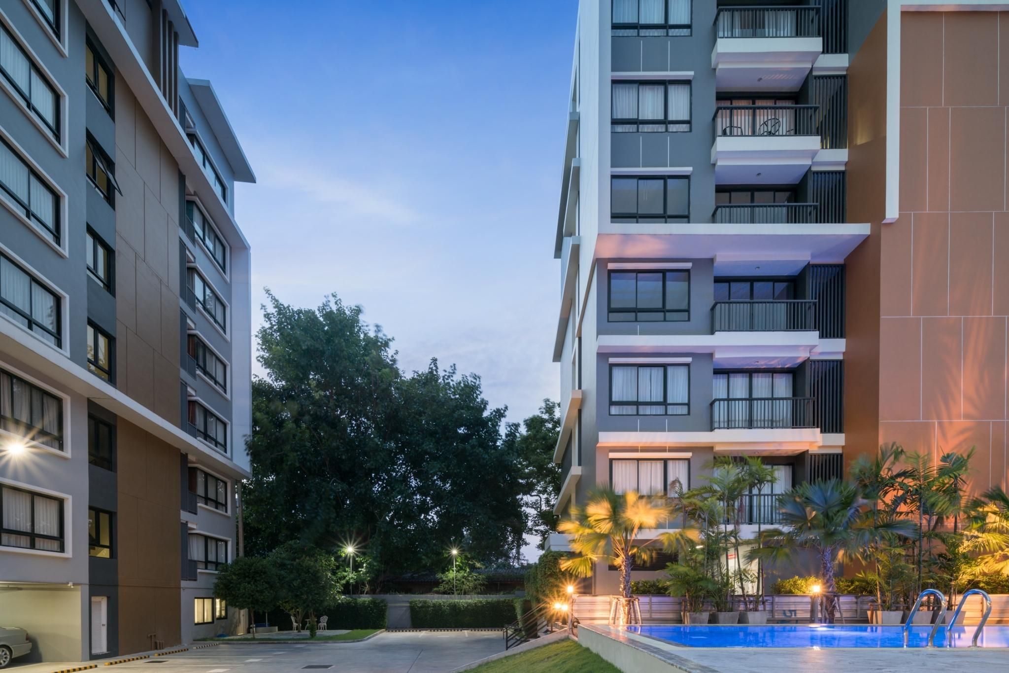 swimming pool [outdoor]