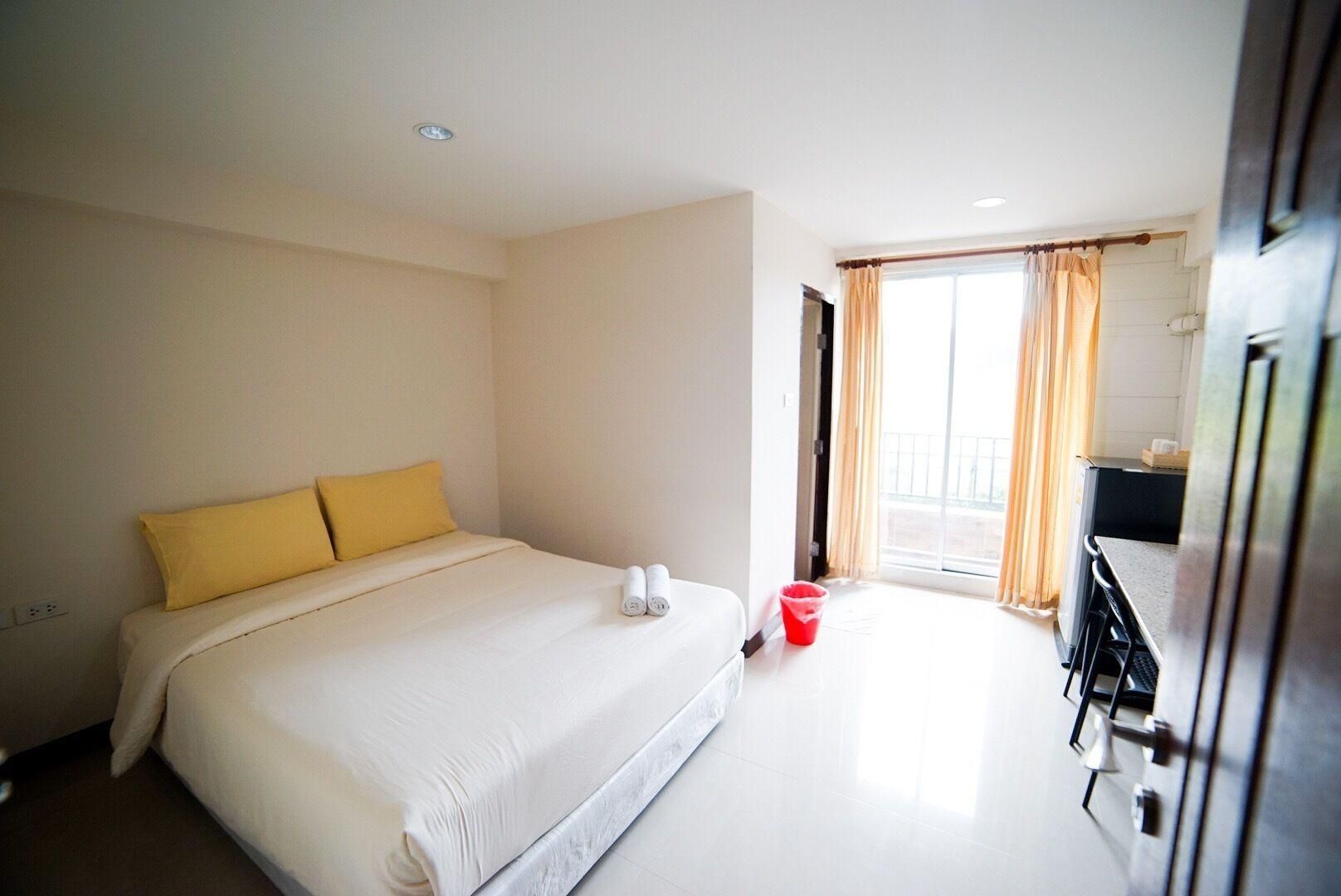 Budget Room 1 Queen Bed