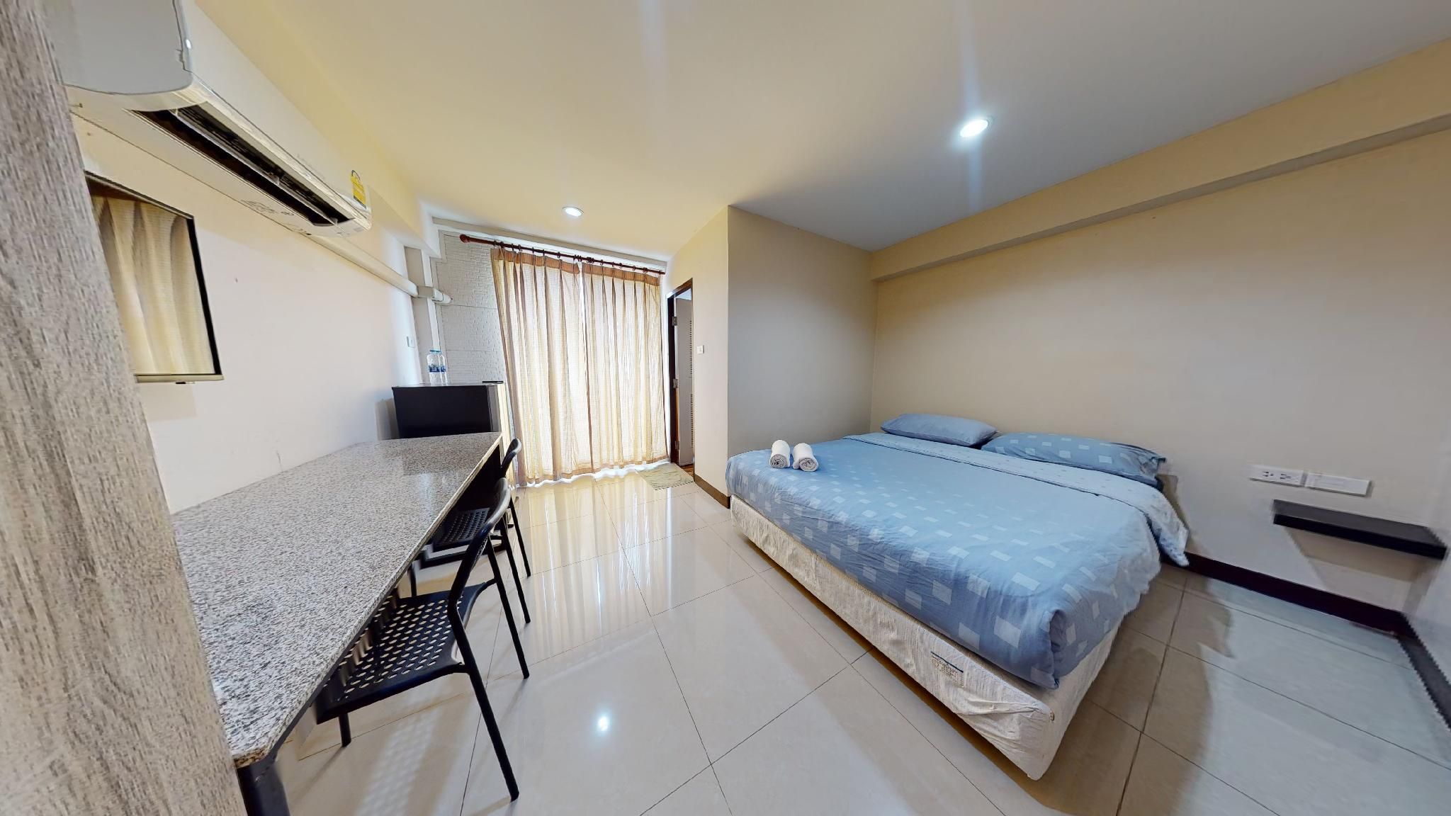 Budget Room 1 Queen Bed