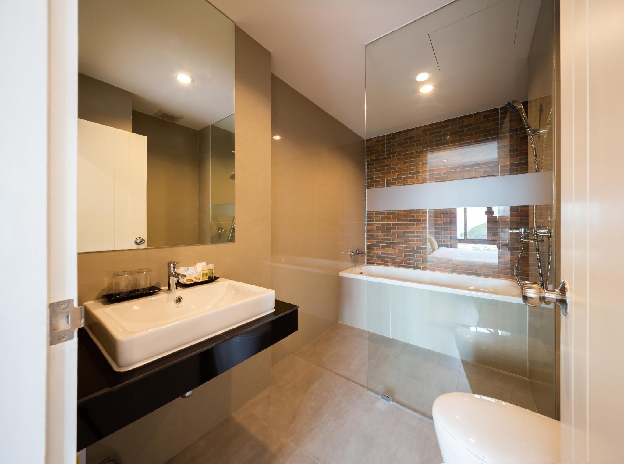 Horsehill Hotel Sriracha - Adult Only Corner Suite with Balcony 2