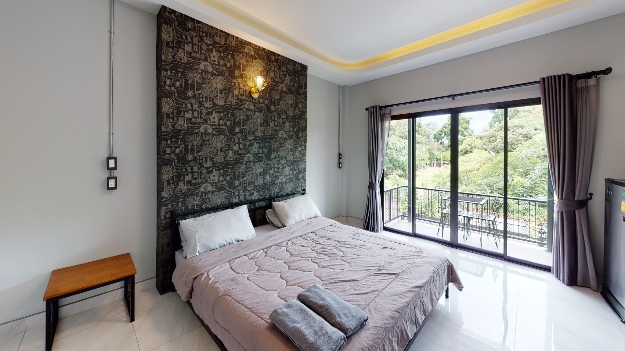 Deluxe King Room - Accessible, Roll-in Shower