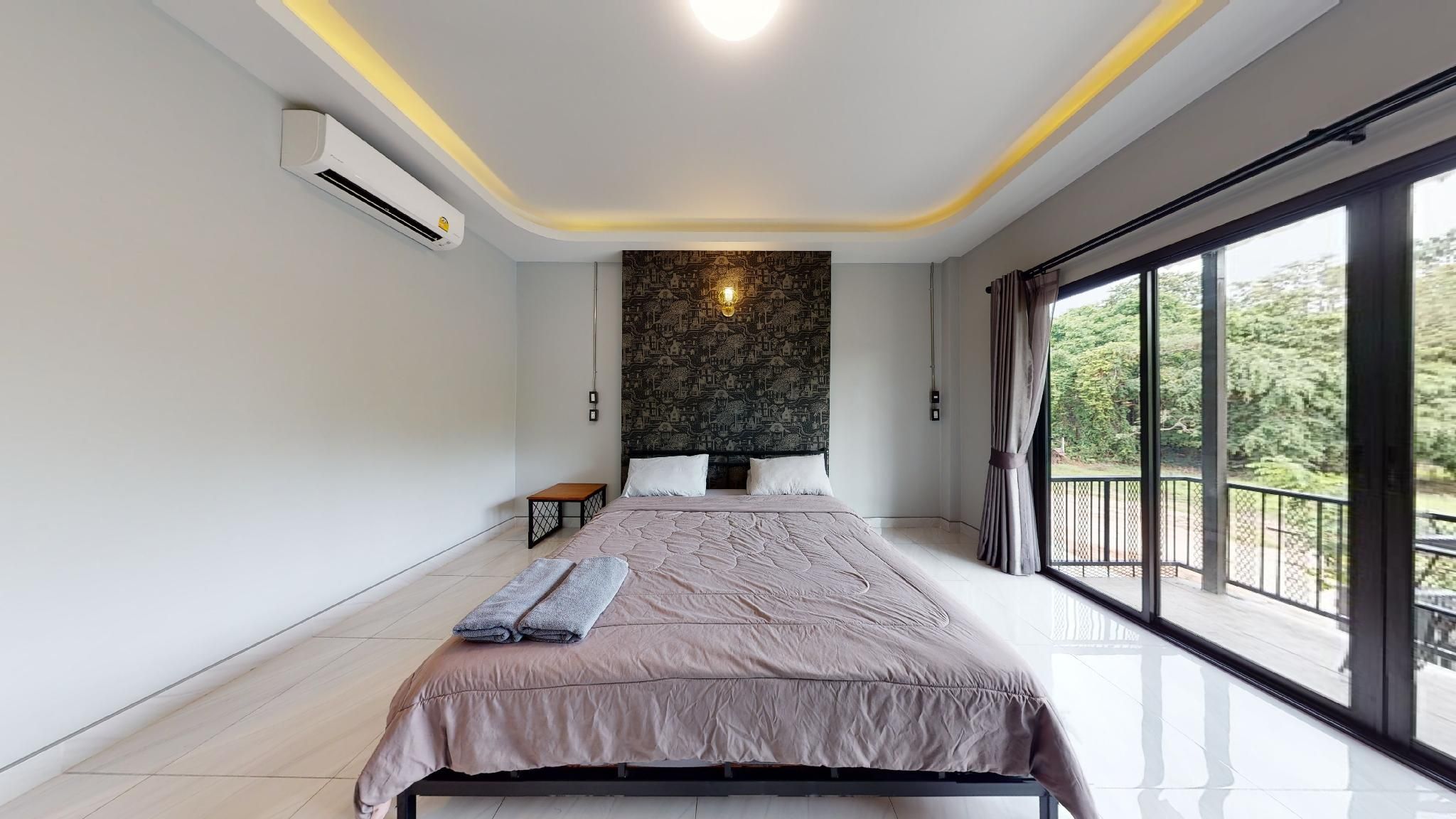 Deluxe King Room - Accessible, Roll-in Shower