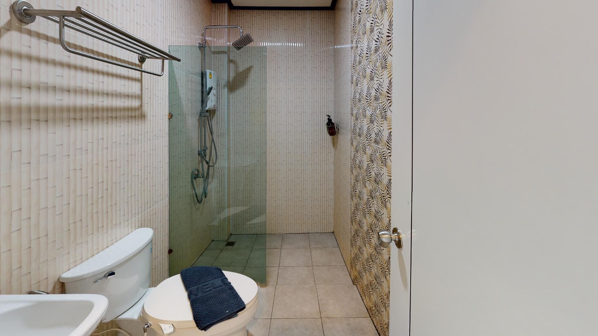 Deluxe King Room - Accessible, Roll-in Shower