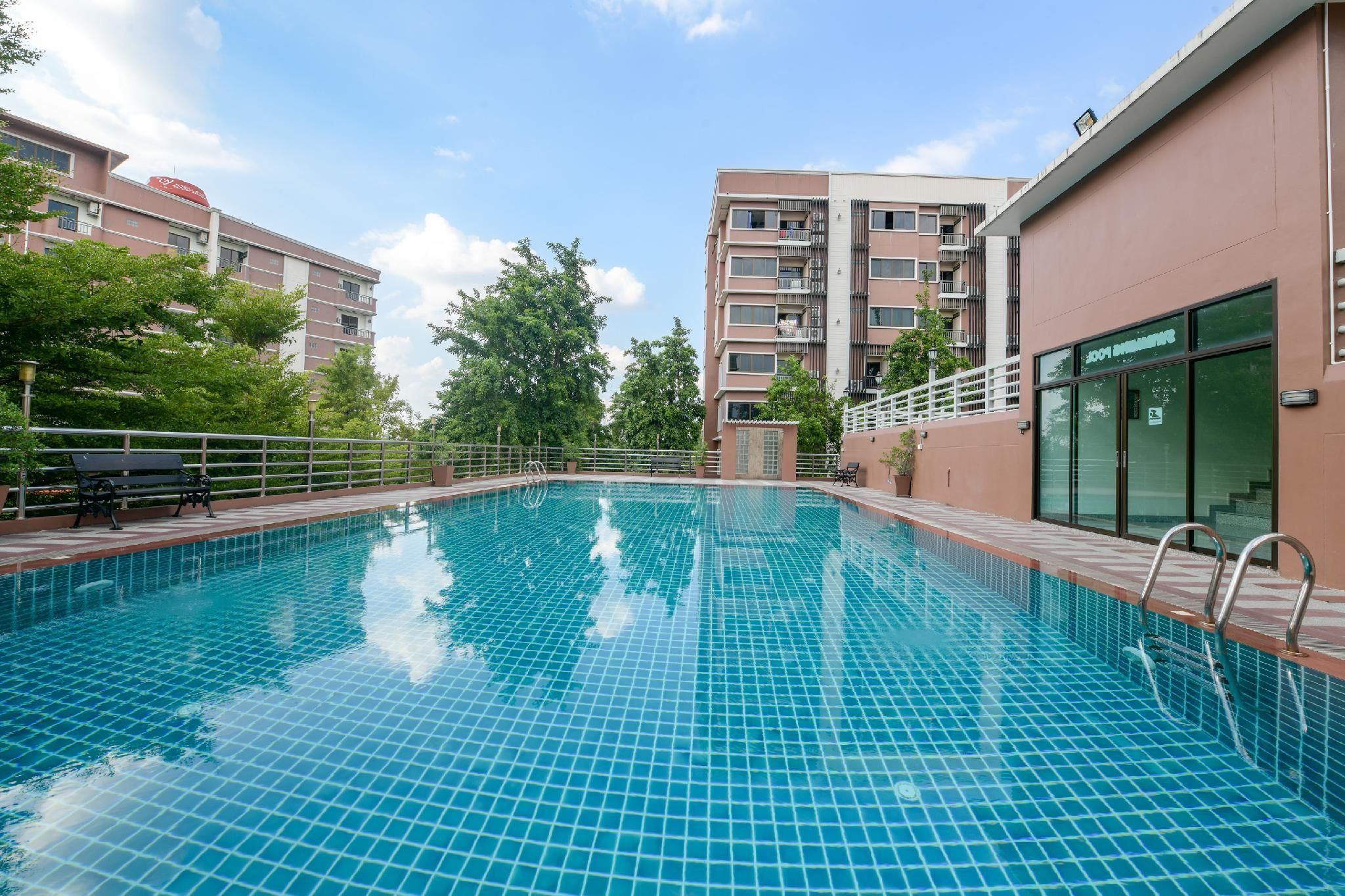 swimming pool [outdoor]