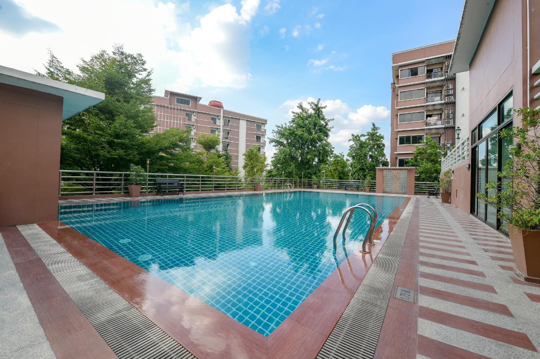 swimming pool [outdoor]