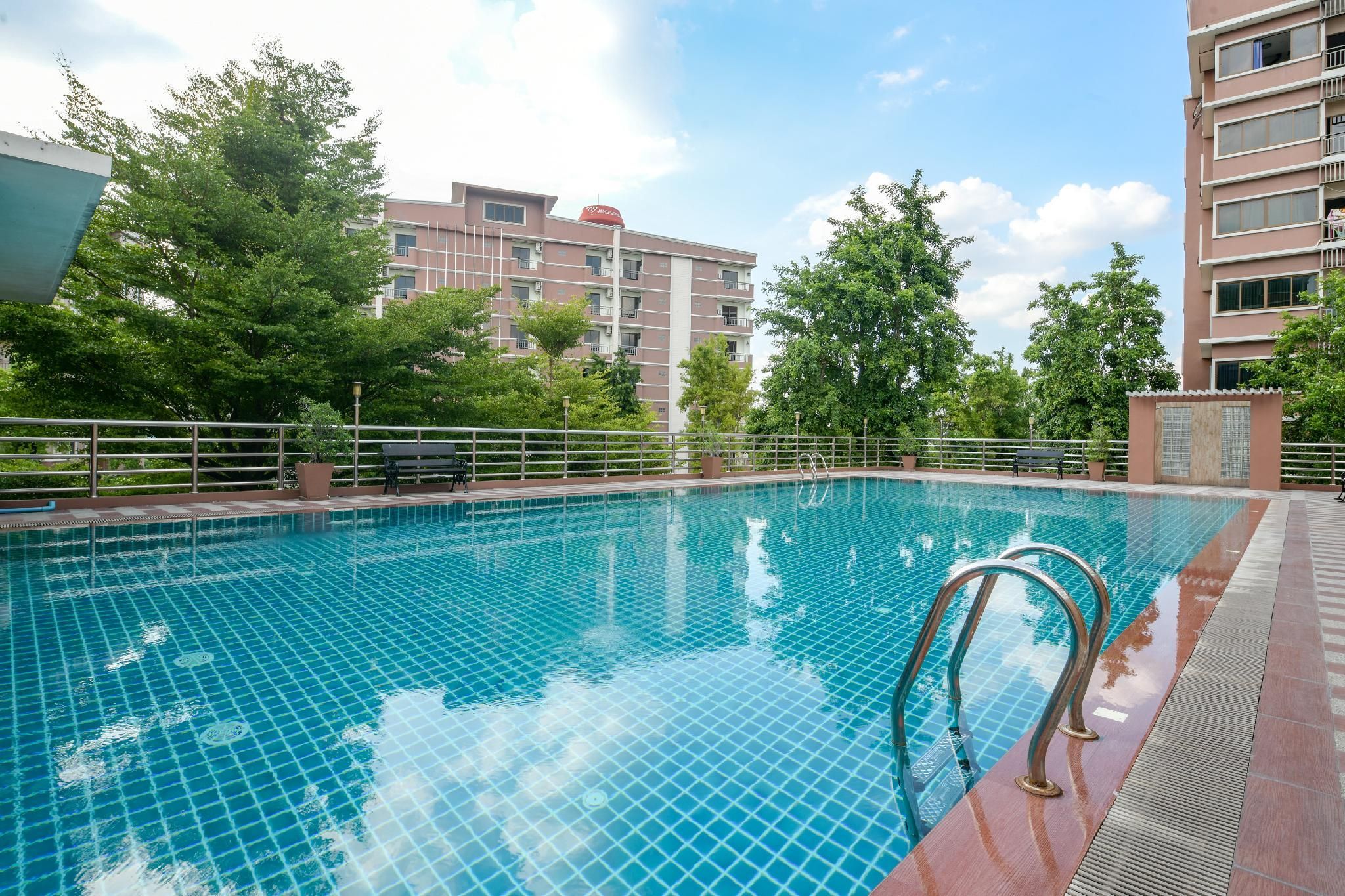 swimming pool [outdoor]