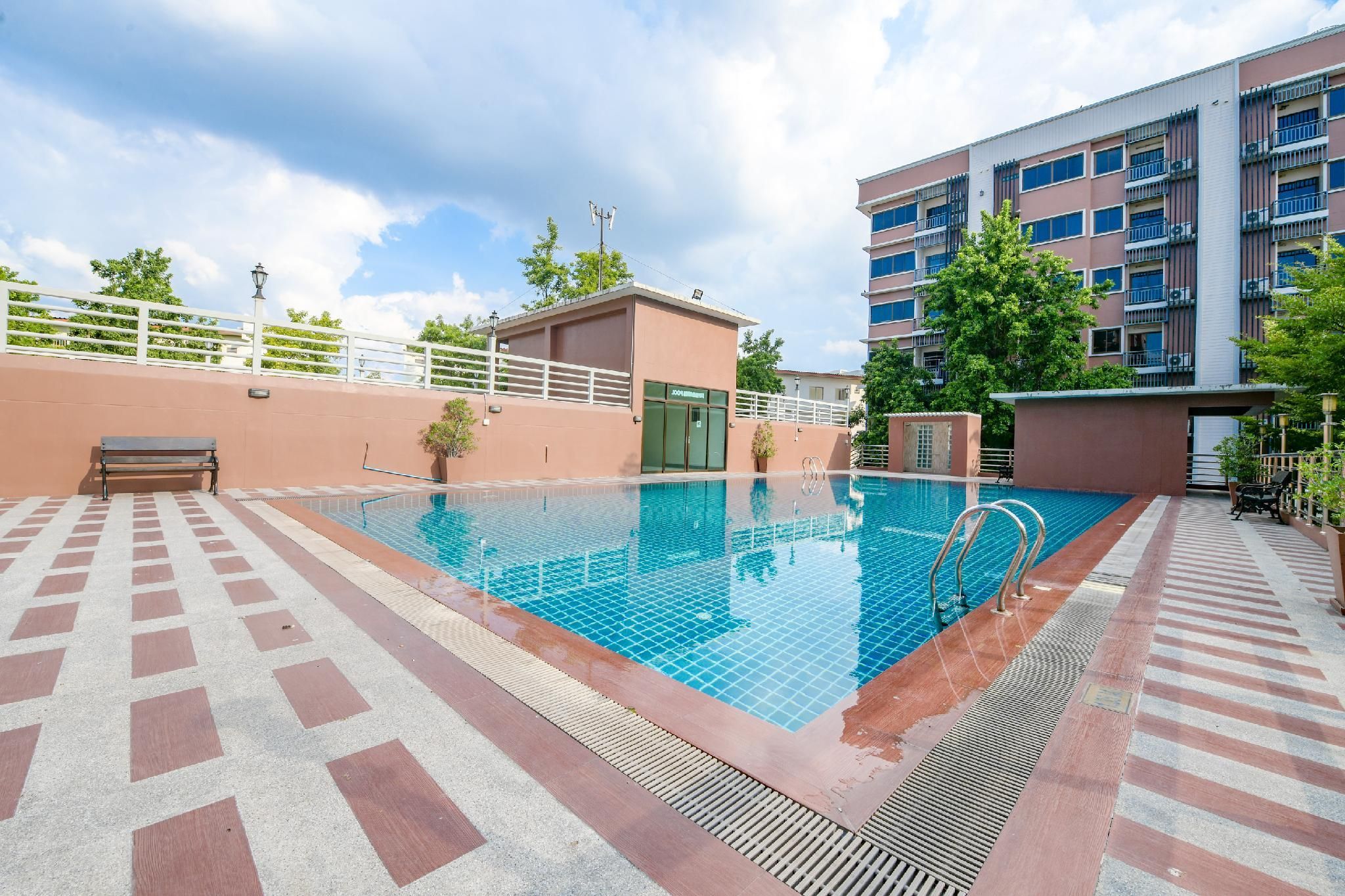 swimming pool [outdoor]