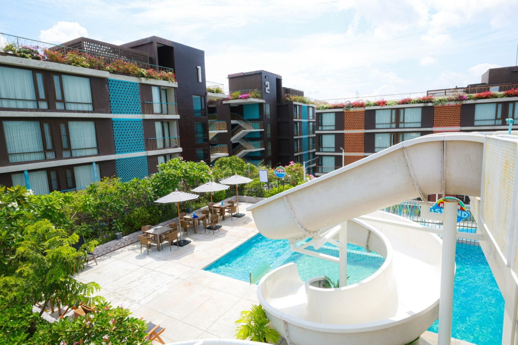 swimming pool [outdoor]