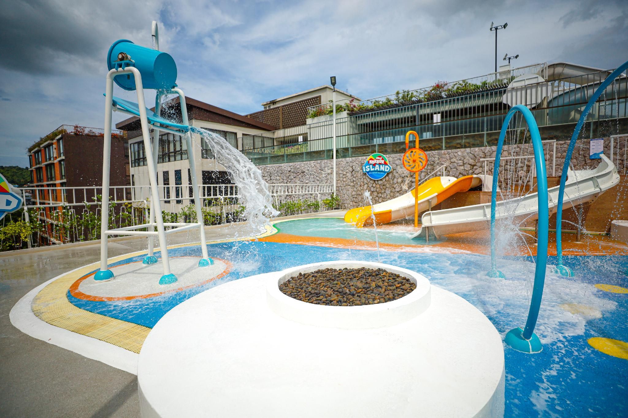 swimming pool [outdoor]