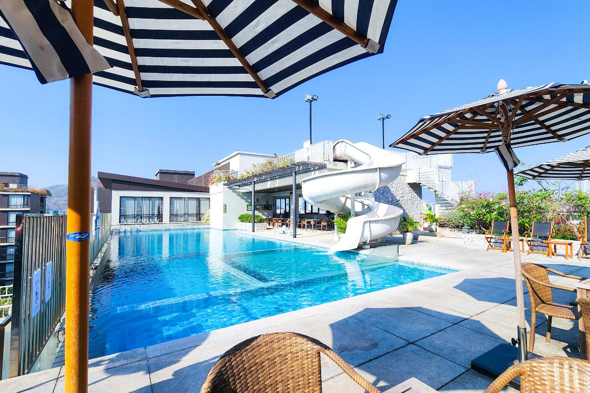 swimming pool [outdoor]