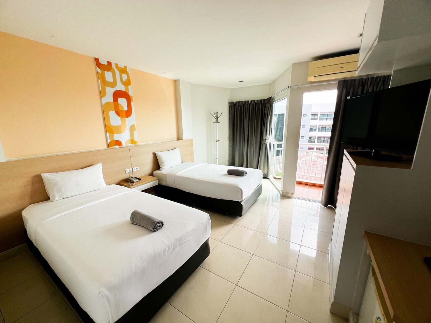 Nana Chat Bangsaen Hotel Standard Twin Bed 2