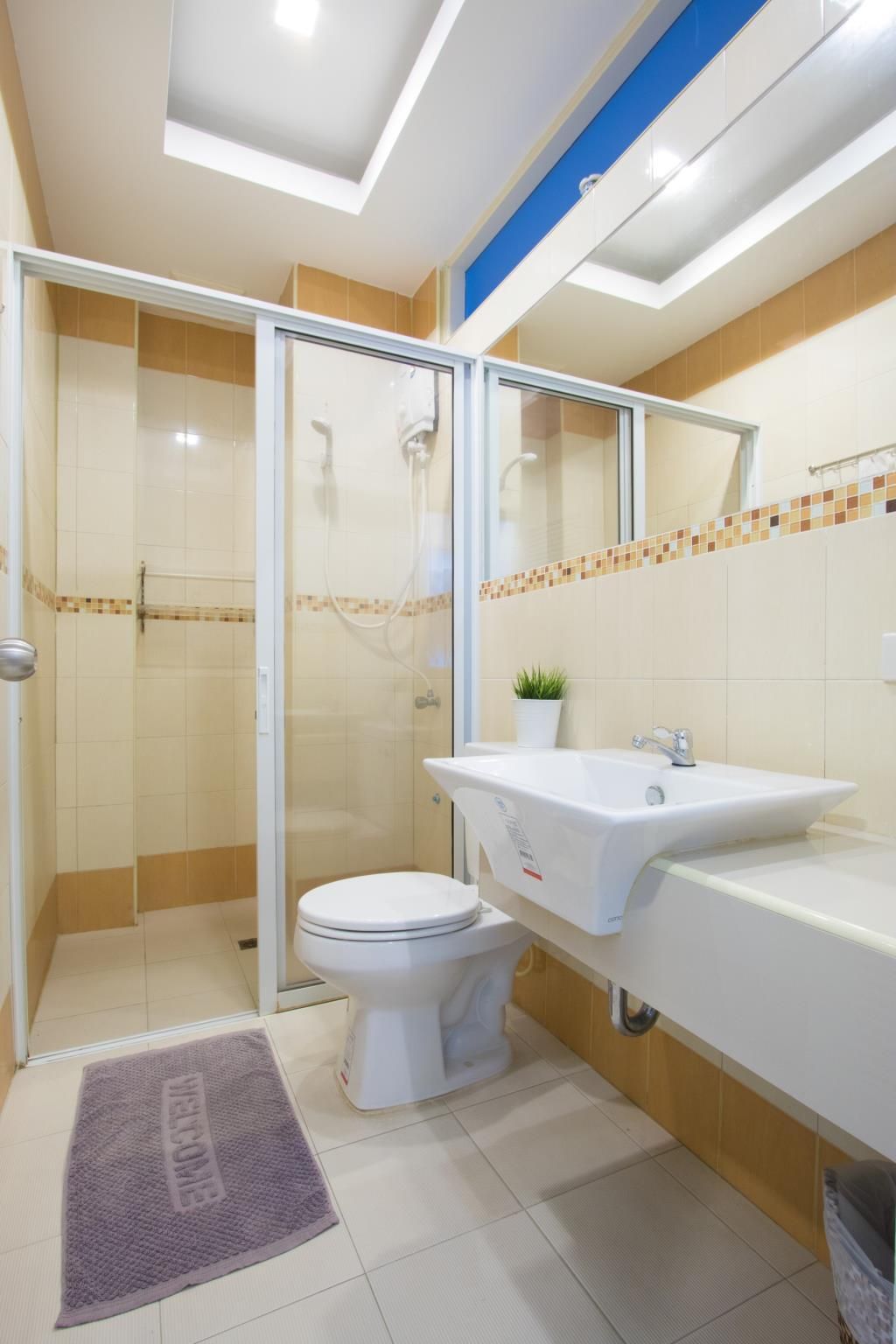 Nana Chat Bangsaen Hotel Standard Twin Bed 3