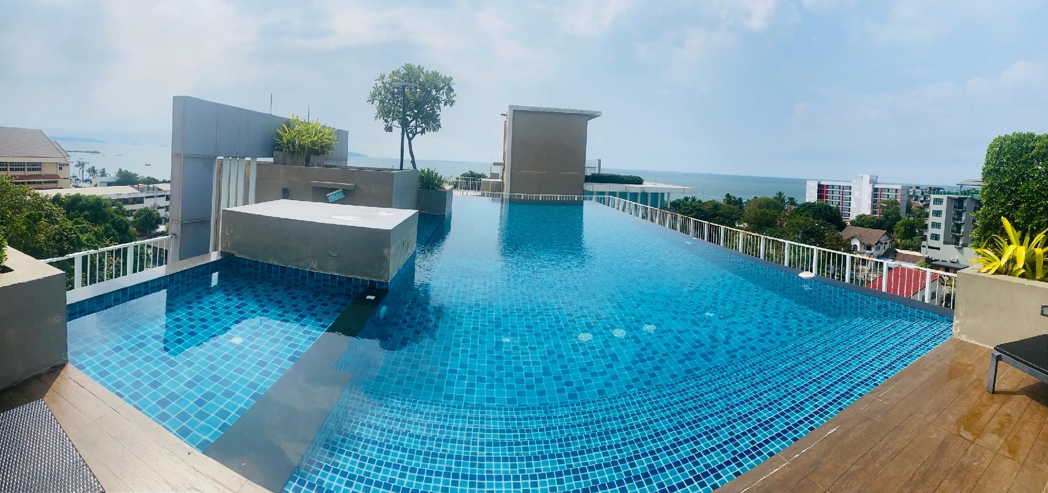 swimming pool [outdoor]