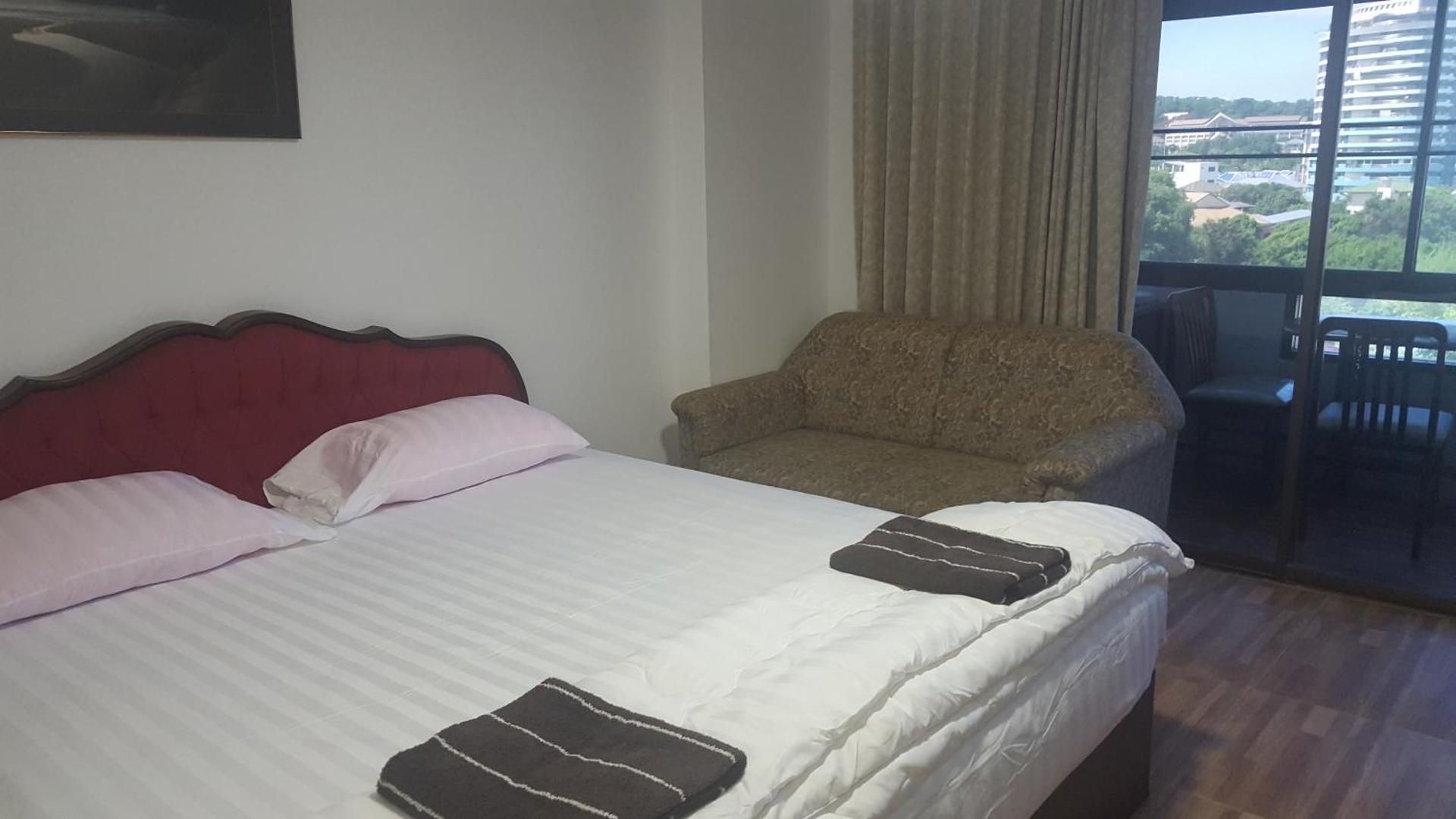 Bangsaen Royal Beach by Preyaluk Apartment