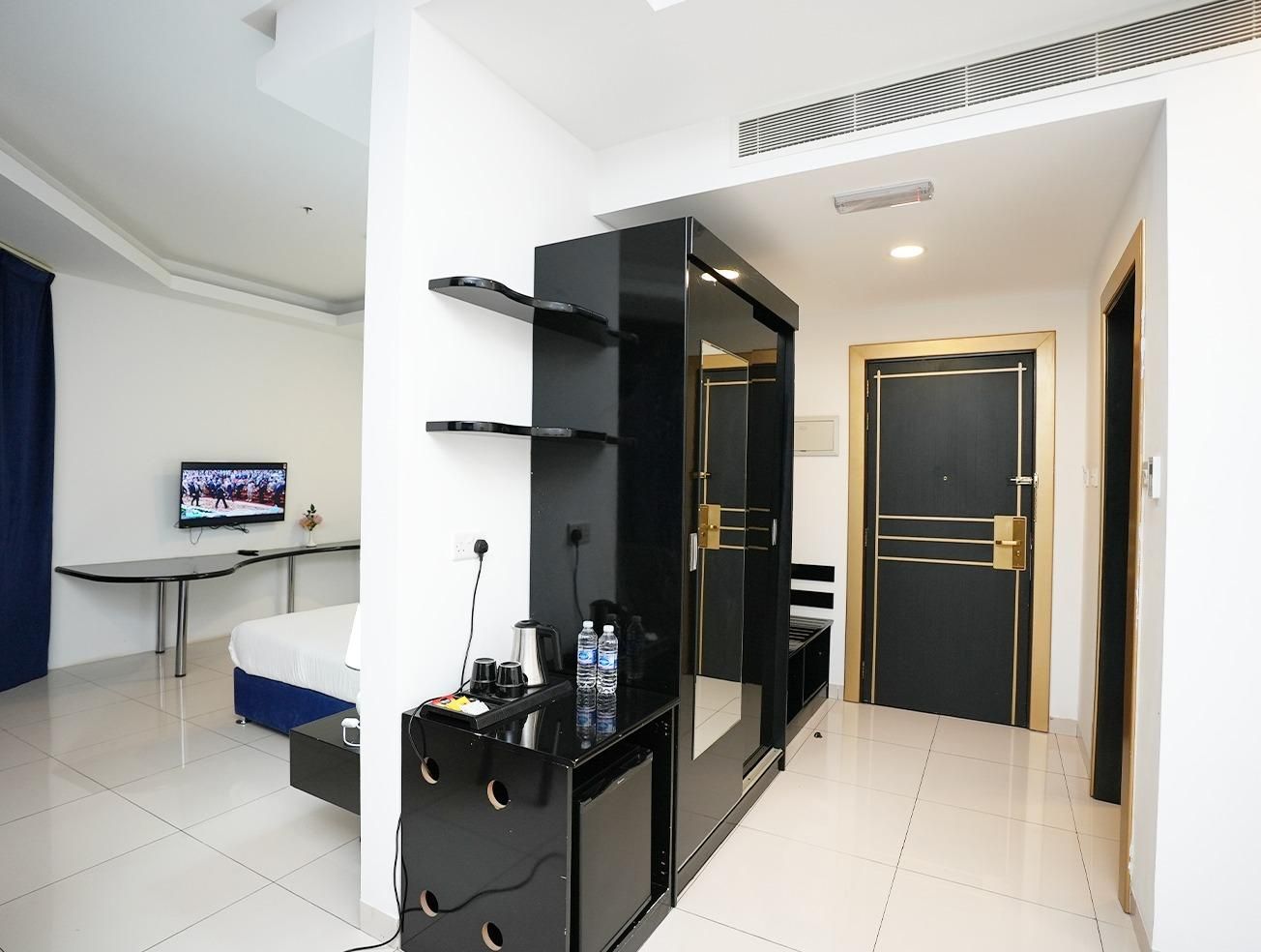 Park Side Plaza Hotel Suite with Private Bathroom 2