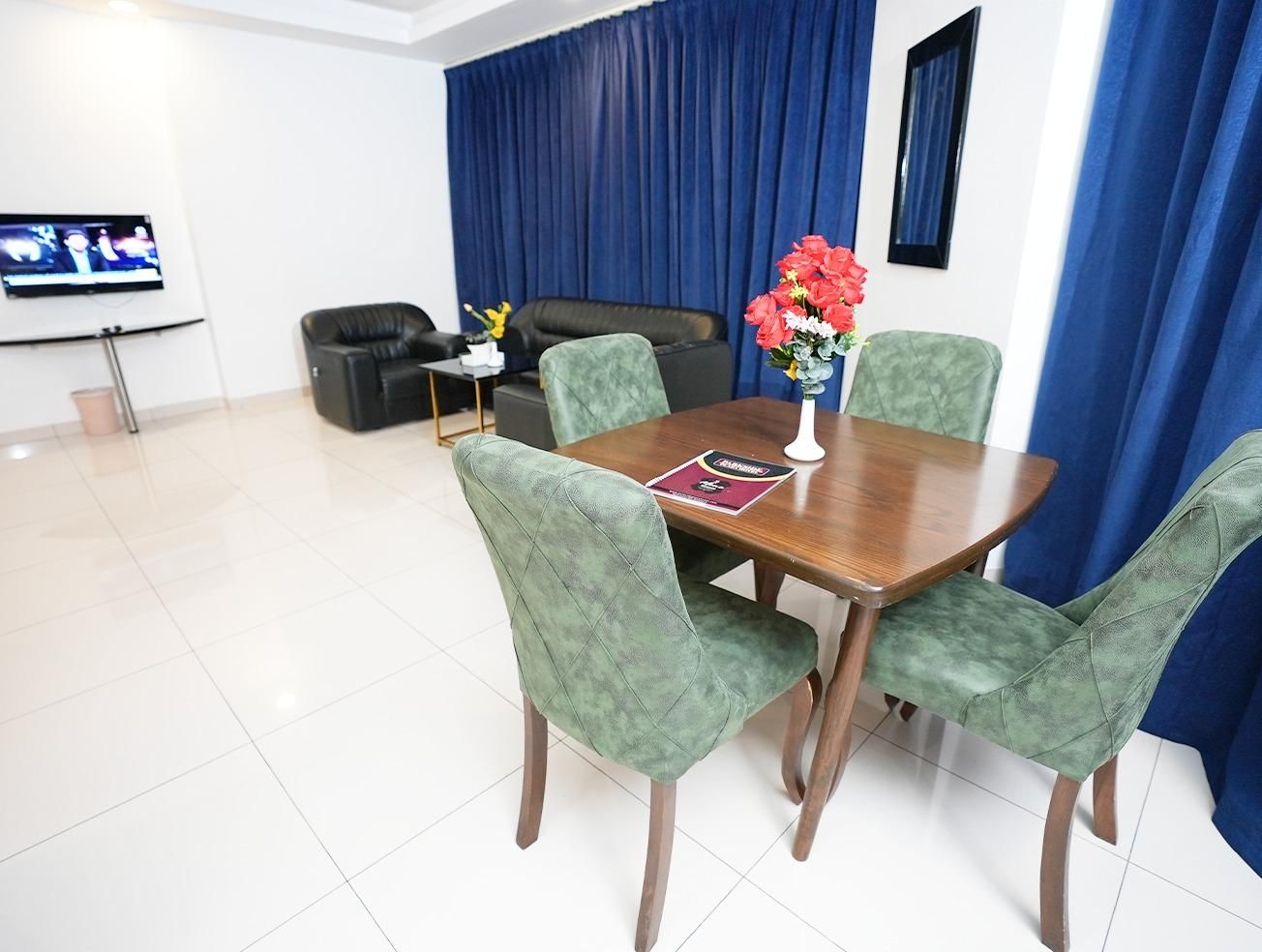 Park Side Plaza Hotel Suite with Private Bathroom