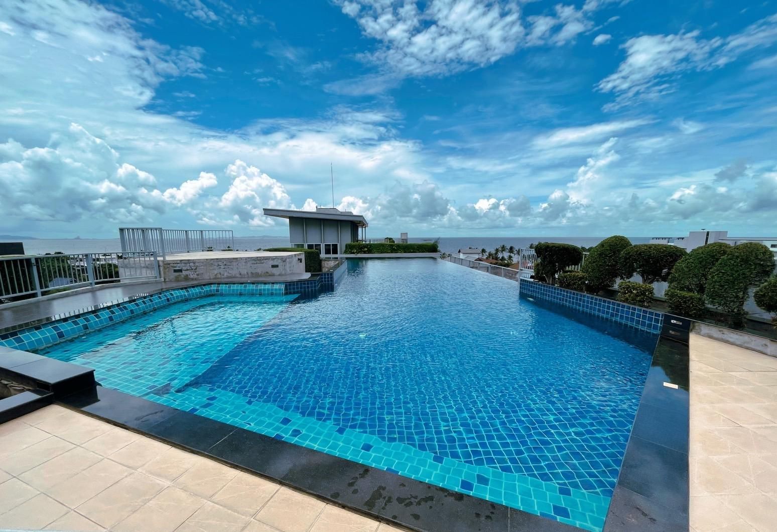 swimming pool [outdoor]