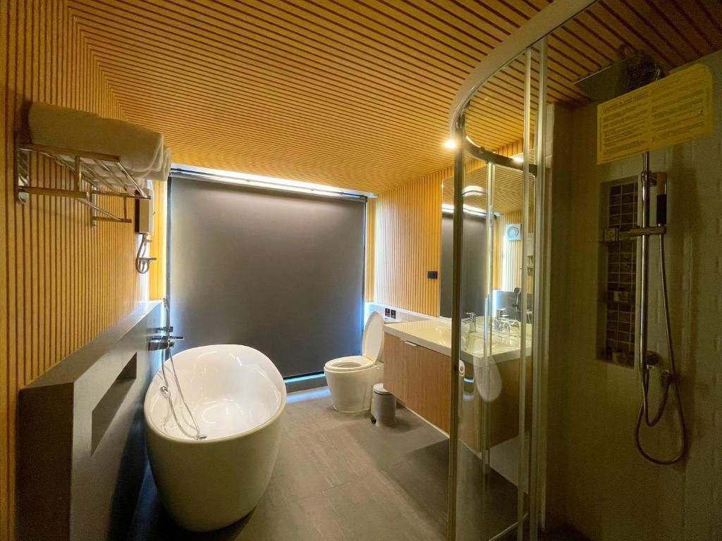 Nights in A Box Deluxe King with Bathtub